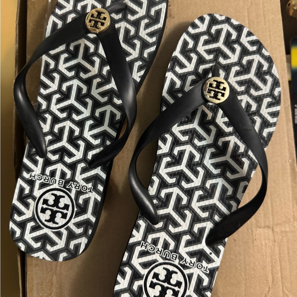 NEW Tory Burch Black and White Geometric Flip Flops (Worn Once) - Picture 3 of 5